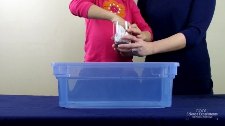 Keep a Paper Towel Dry Under Water Science Experiment